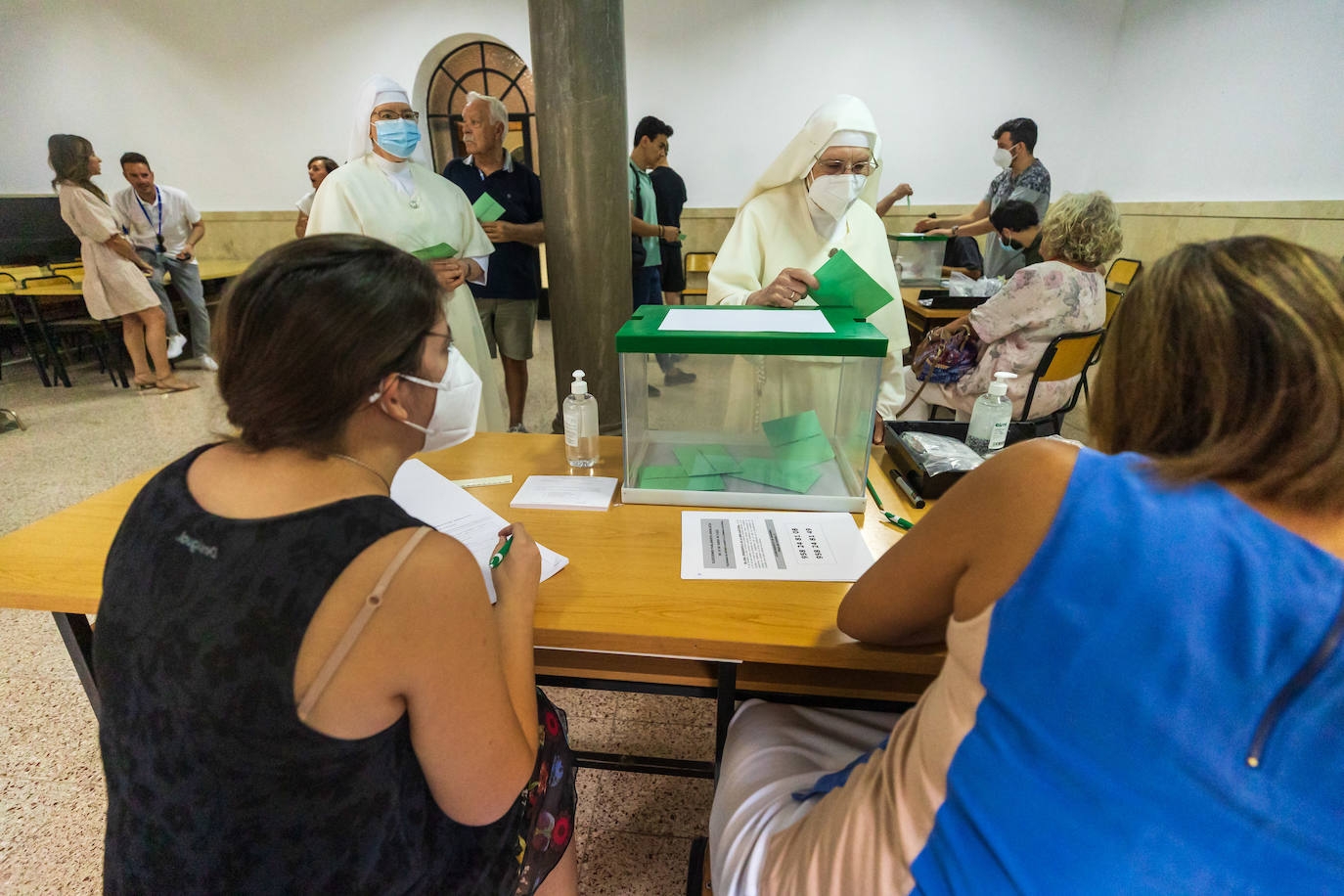 Votación en las mesas electorales de Granada.