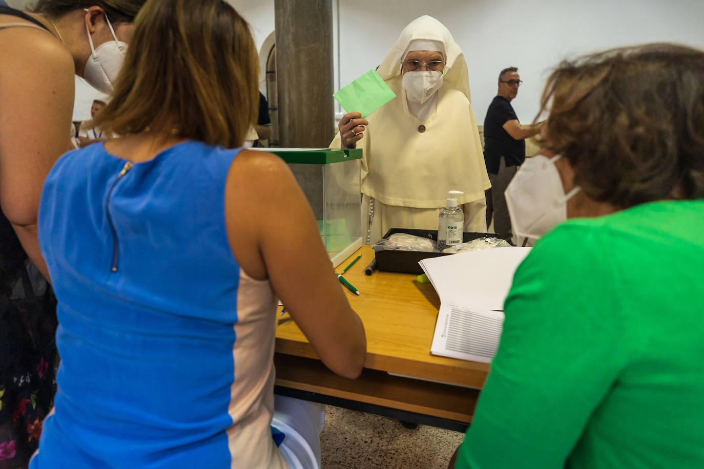 Votación en las mesas electorales de Granada.