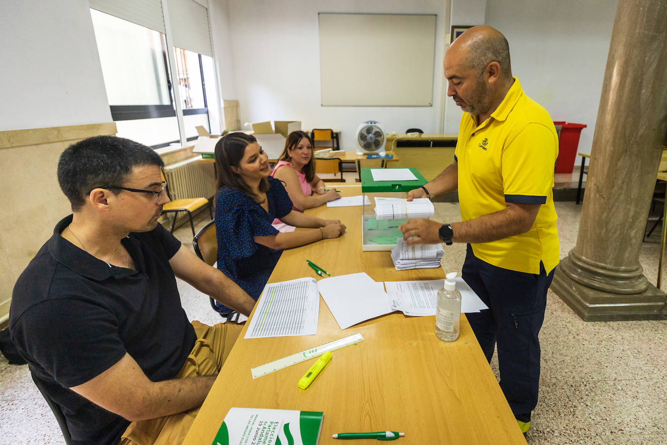 Votación en las mesas electorales de Granada.