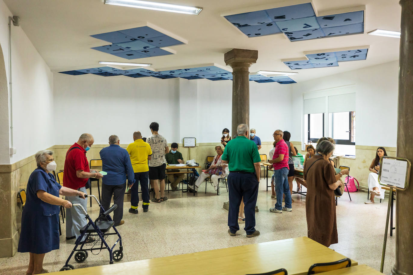 Votación en las mesas electorales de Granada.