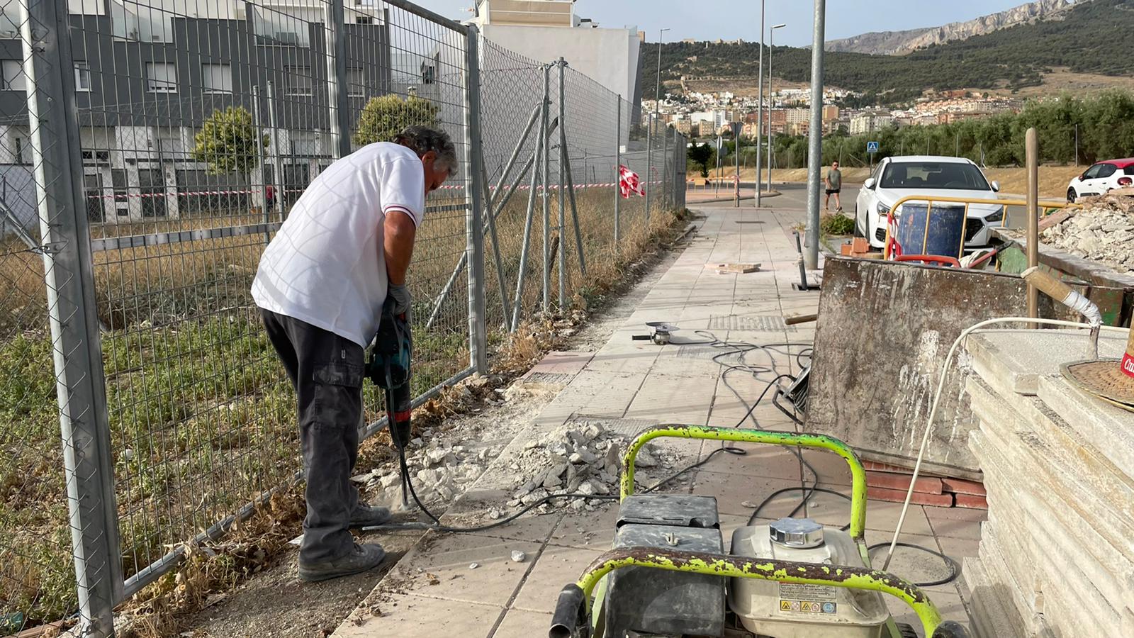 Reparación de acerado en la calle Luis Coronas, en el Bulevar. 