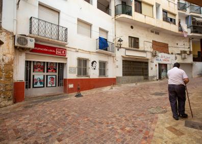 Imagen secundaria 1 - Tres adolescentes de Albuñol, en la plaza del Ayuntamiento de la localidad. Un vecino pasa junto a la sede local del PSOE y una carnicería halal. Un migrante camina bajo una banderola de Vox.