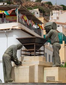Imagen secundaria 2 - Dos senegaleses, sentadas en un banco de Albuñol. Tres amigas toman café en una terraza del pueblo. Estatua en la rotonda de la avenida de Andalucía y la calle 28 de Febrero.