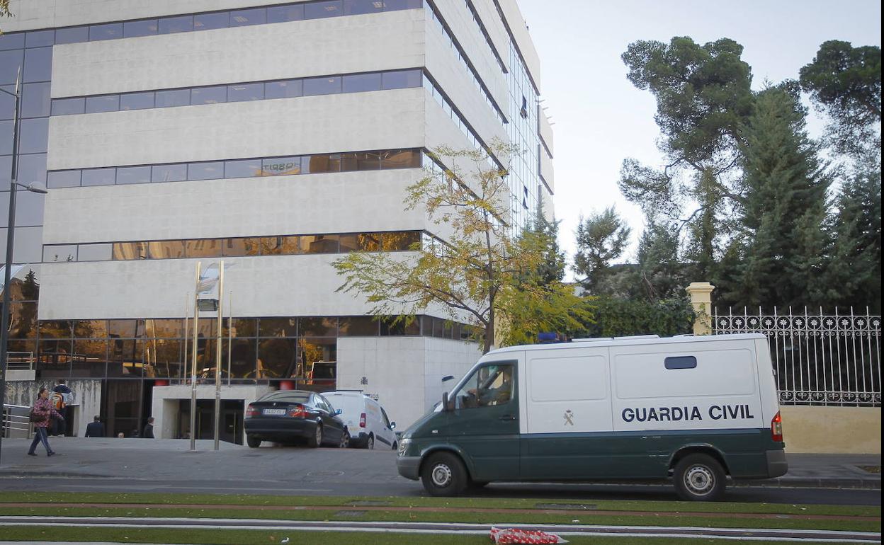 Foto de archivo de un furgón de Guardia Civil, frente a los juzgados de la Caleta, en Granada capital. 