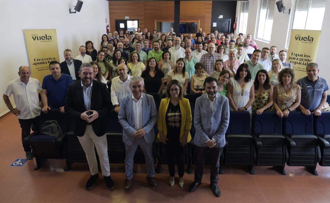 Foto de familia de los agentes participantes en el encuentro de Mengíbar junto a los representantes políticos. 