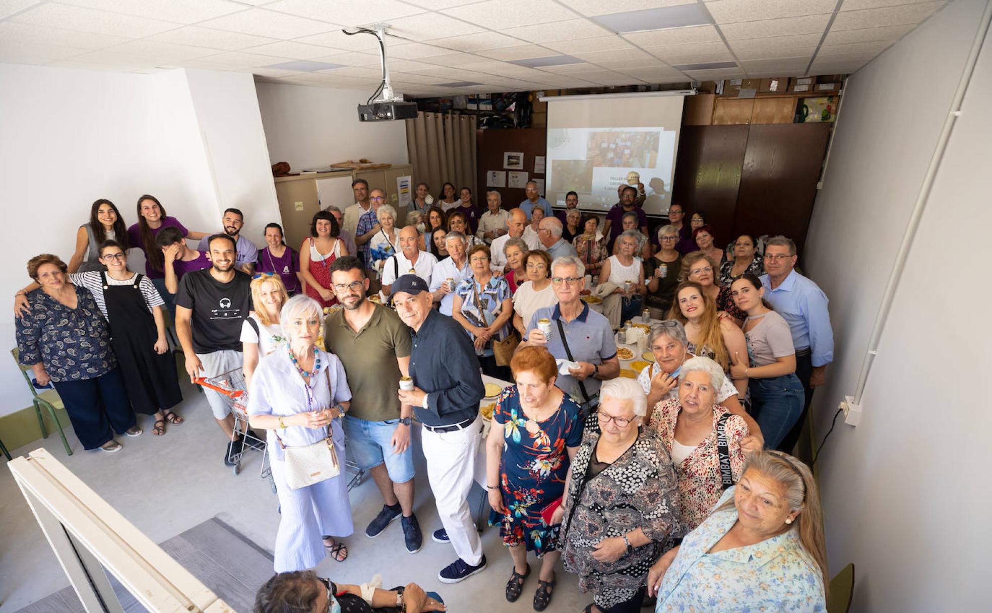 Los voluntarios y trabajadores del Economato Económico y Solidario de Alfa Almanjáyar se reunieron para celebrar su octavo aniversario.