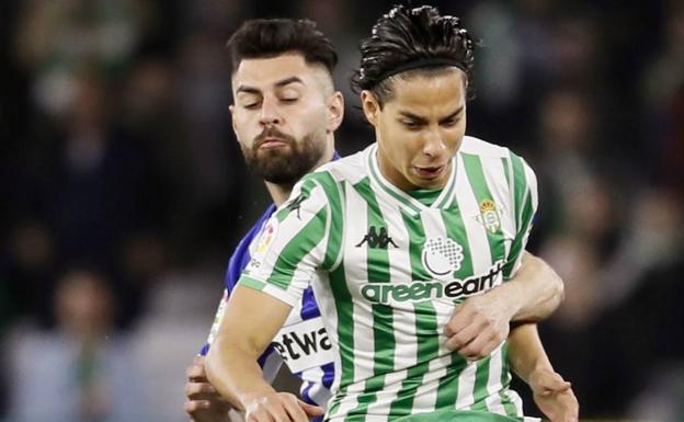 Laínez pelea por el balón con el almeriense Rubén Duarte en un Betis-Alavés.