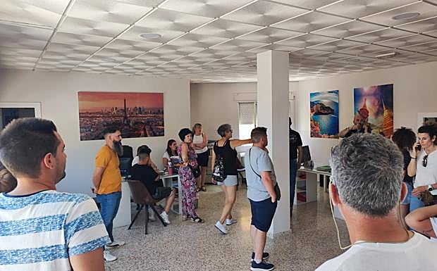 En el interior de la agencia.