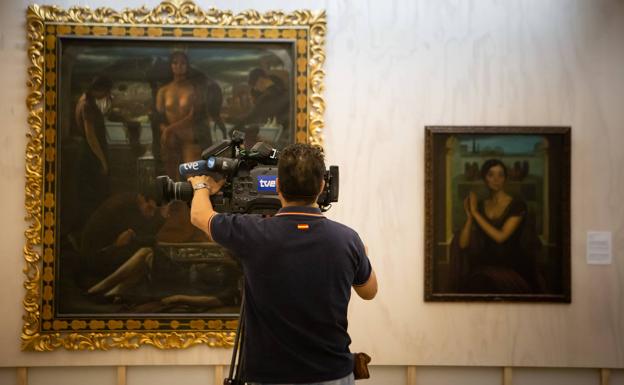 Los medios cubrieron la inauguración de la exposición. 