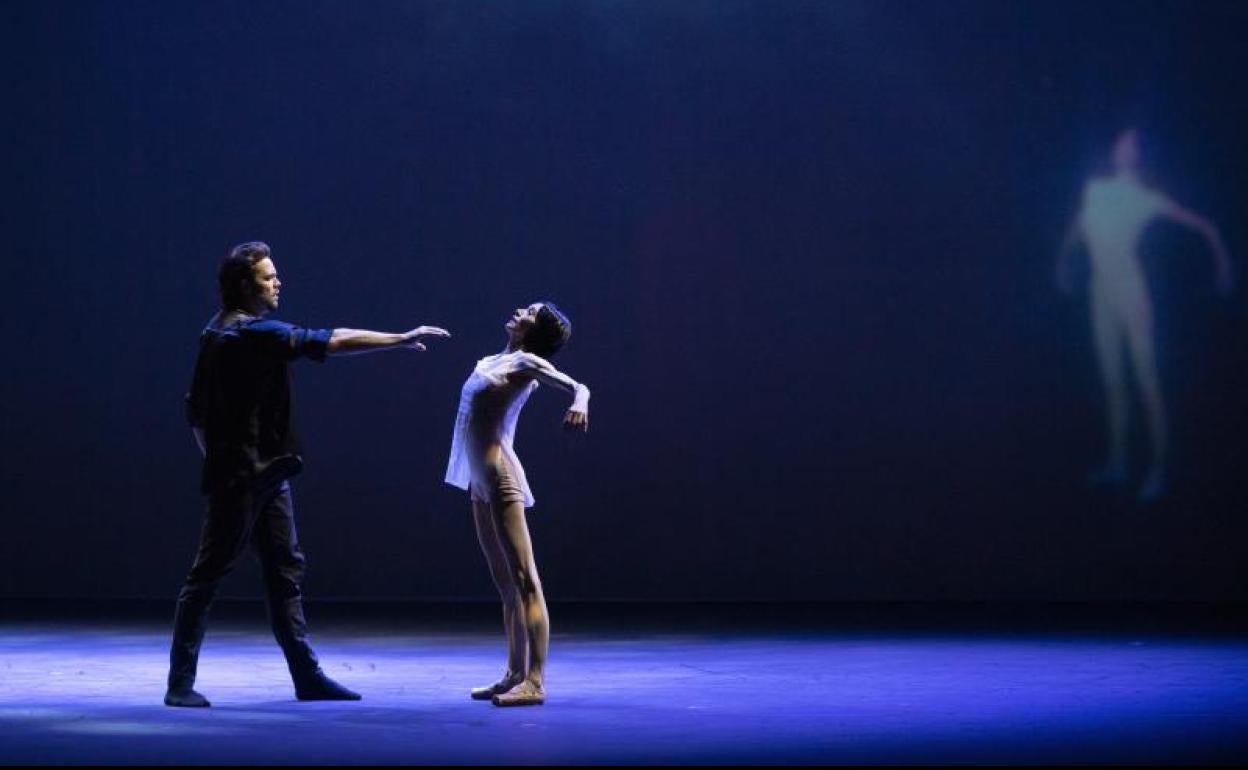 Los bailarines Lucía Lacarra y el canadiense Matthew Golding durante su puesta en escena de la obra «In the Still of the Night» en el Teatro del Generalife. 