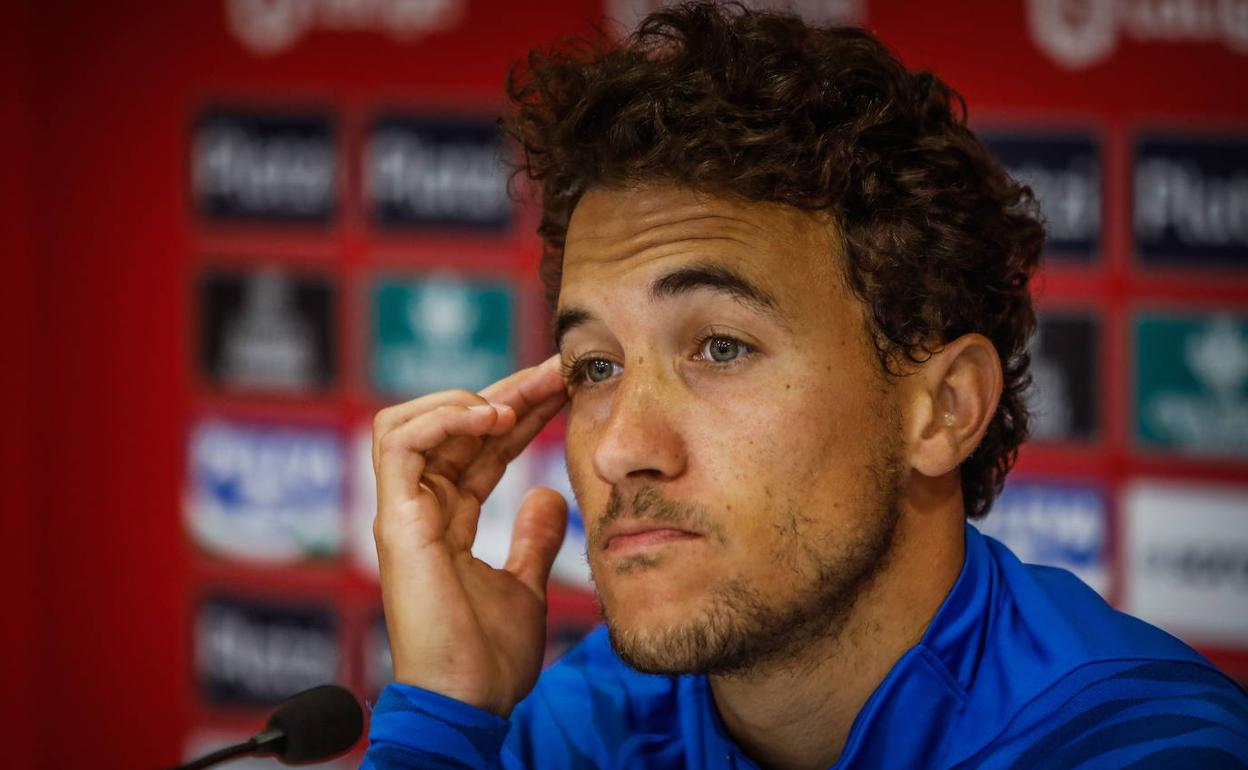 Luis Milla, pensativo en una rueda de prensa. 