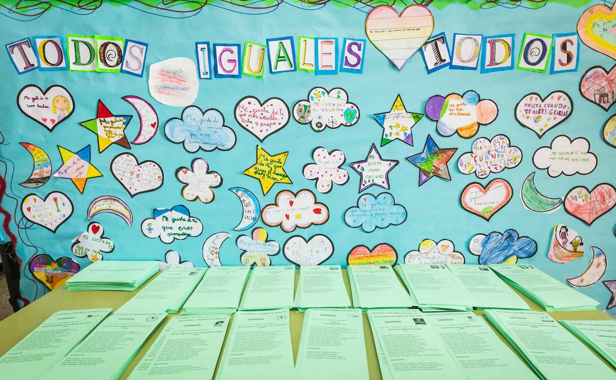 Montones de papeletas aguardan su turno en una mesa electoral de la capital el pasado 19J.