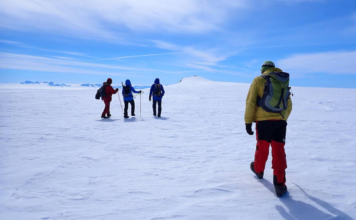 La expedición se acerca al mazizo, donde antes había una planicie. 