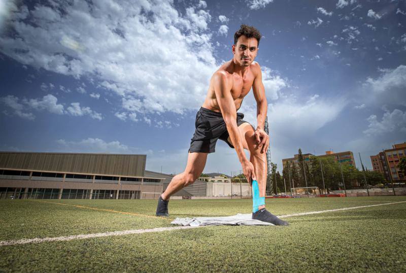 Arián Téllez muestra su vendaje en el tendón tibial roto. 