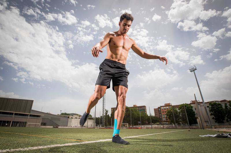 Arián Téllez mantiene el equilibrio sobre su pie izquierdo. 