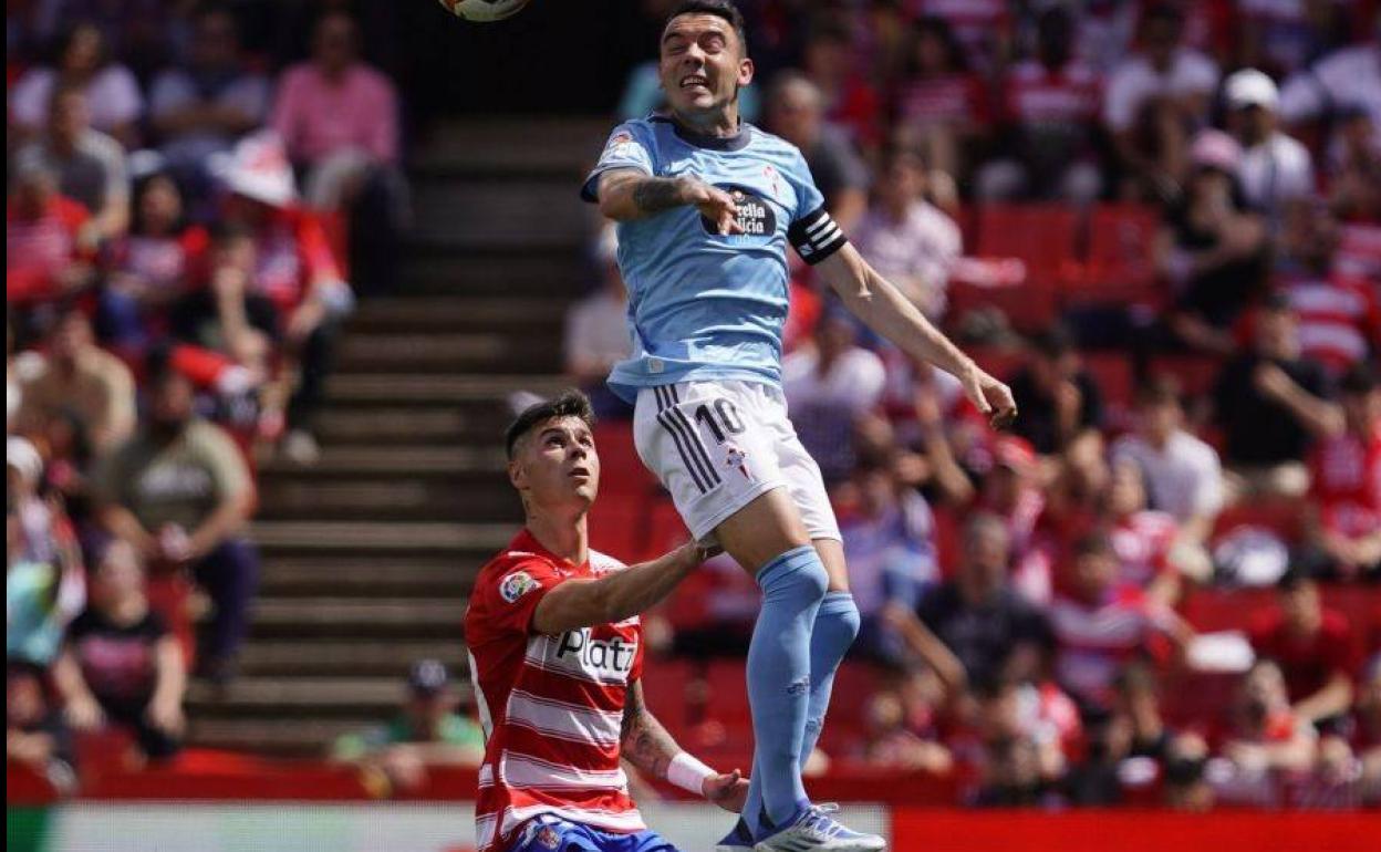Barcia observa el salto de la estrella viguesa, Iago Aspas. 