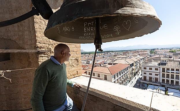 Campana conectada al reloj marca las horas en Santa Fe. 