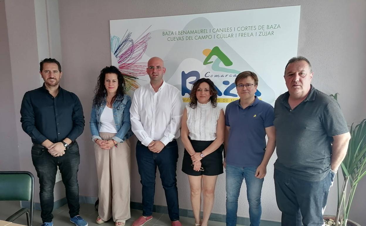 Miguel Román, en el centro, junto a otros alcaldes de la Mancomunidad. 