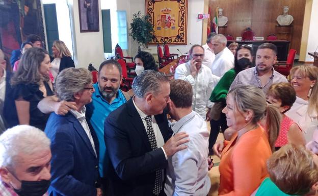 El alcalde de Linares habla al oído con Erik Domínguez, ante la mirada sonriente de Elena González, del PP. 