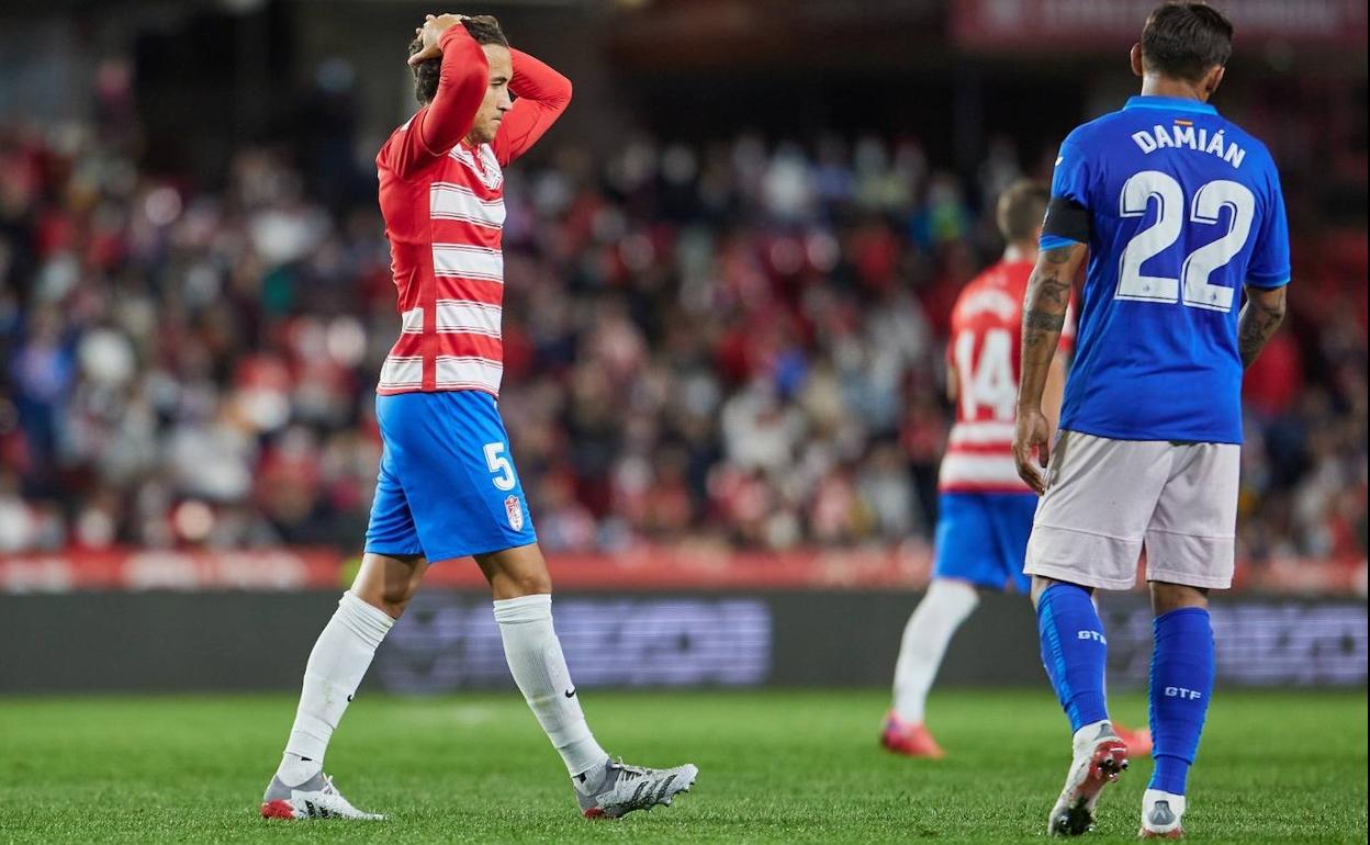 Luis Milla se lleva las manos a la cabeza, contrariado. 