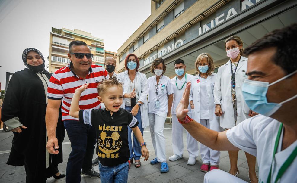 Shahm le choca los 'cinco' a uno de los cirujanos que le operó del corazón.
