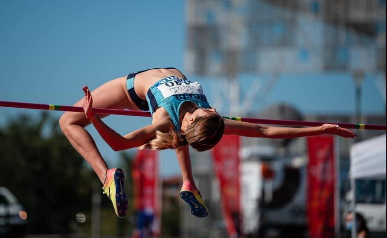 Una Stancev supera la barra horizontal en uno de sus saltos.
