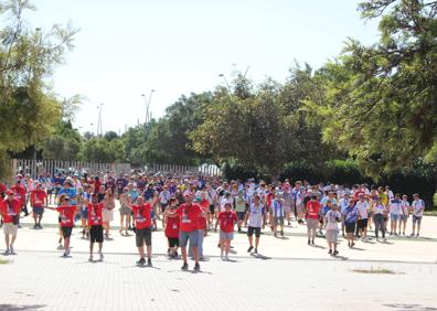 Imagen secundaria 1 - Arriba, Baldomero Titos, Juan Francisco Plaza y Monia Ruiz, esenciales en el Congreso. Abajo a la izquierda, los participantes corren hacia el Estadio. A la derecha, intercambio de obsequios entre la Federación de Peñas del Barça y de la UDA. 