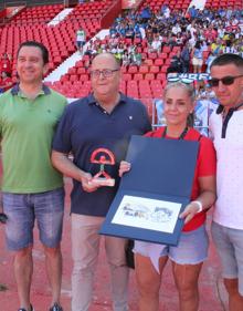 Imagen secundaria 2 - Arriba, Baldomero Titos, Juan Francisco Plaza y Monia Ruiz, esenciales en el Congreso. Abajo a la izquierda, los participantes corren hacia el Estadio. A la derecha, intercambio de obsequios entre la Federación de Peñas del Barça y de la UDA. 