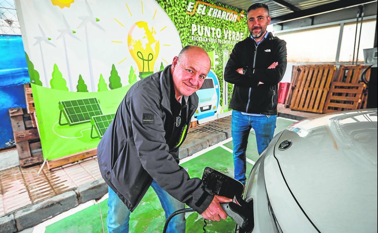 Juan Andrés García (i) posa con Jorge Sánchez, propietario dela gasolinera donde irá uno de los puntos de carga que instalará su cooperativa en la provincia.