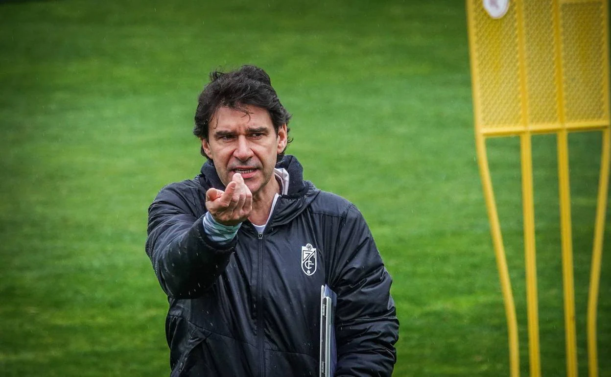 Aitor Karanka, entrenador del Granada, en una sesión de la temporada pasada. 