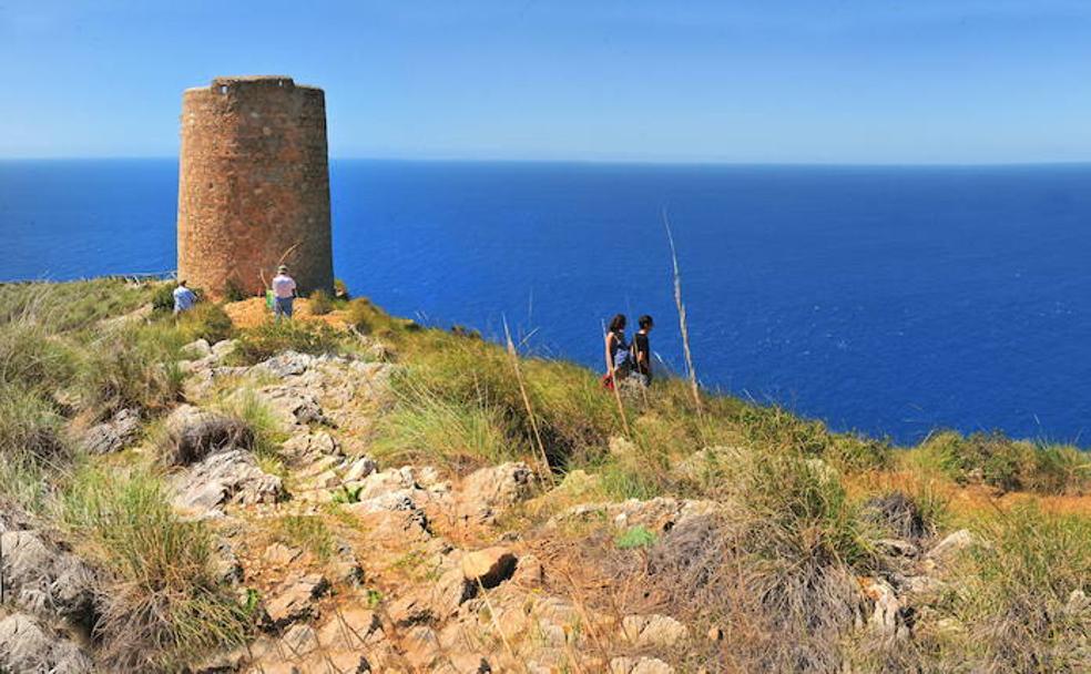 La torre vigía de los acantilados de Cerro Gordo, en Almuñécar. 