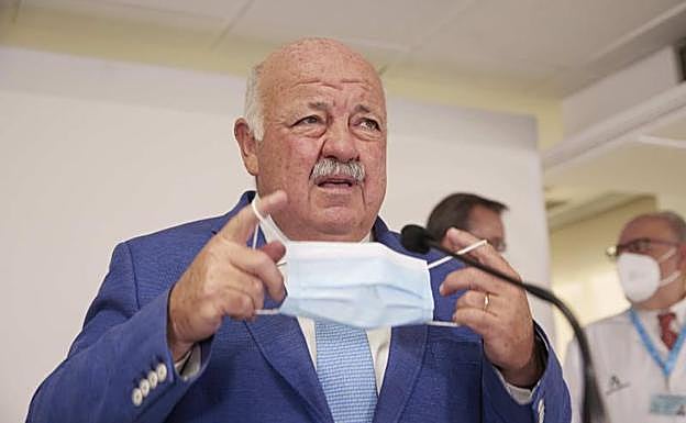 El consejero de Salud, Jesús Aguirre, atiende a los medios de comunicación.