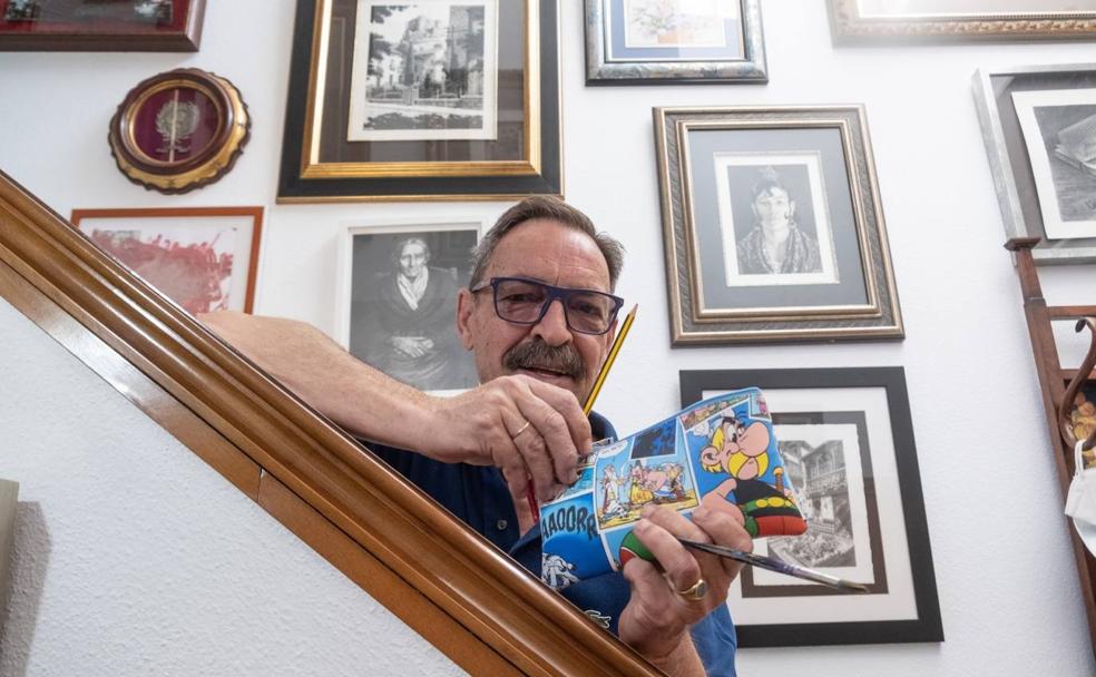 Juan Luis Lirio, con su estuche de Astérix y con algunas de sus obras. alfredo aguilar
