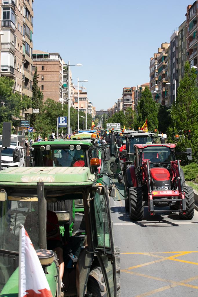 200 tractores marchan por el centro para protestar por el precio de los carburantes y de la electricidad