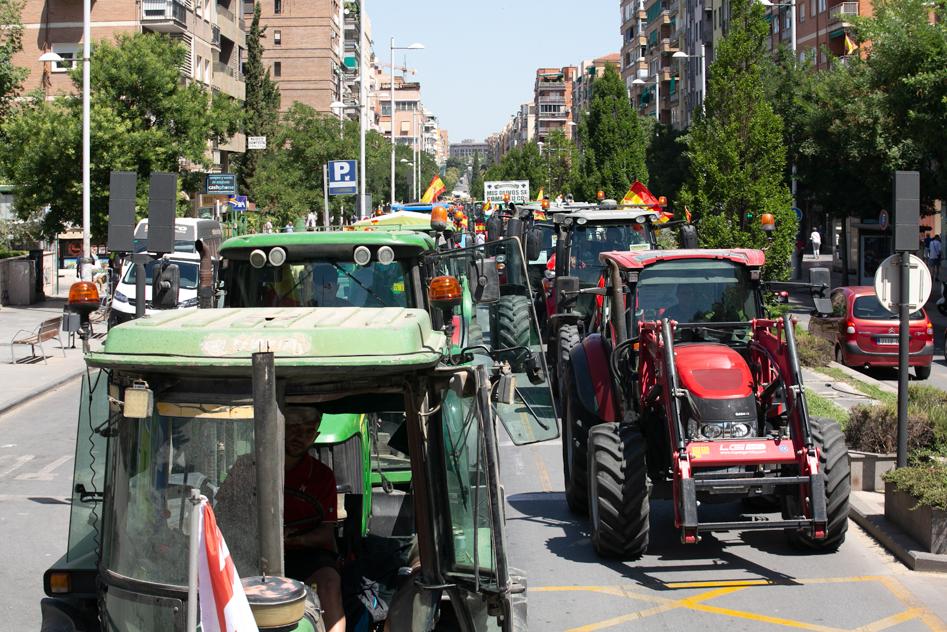 200 tractores marchan por el centro para protestar por el precio de los carburantes y de la electricidad