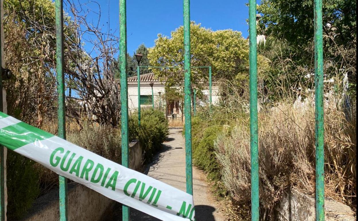 Recinto precintado en Cájar tras resultar herida una mujer el pasado domingo.