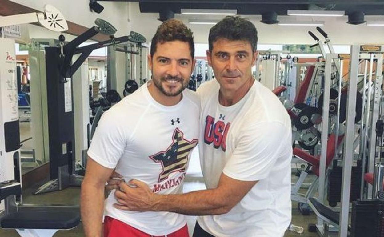 Eduardo Mena junto a David Bisbal, cliente y amigo