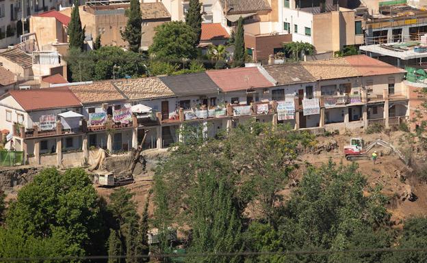 Vista aérea del lugar, en el que hay mensajes colgados de las ventanas de un vecindario que pide ayuda para no ser tragados por dos promociones de viviendas. 