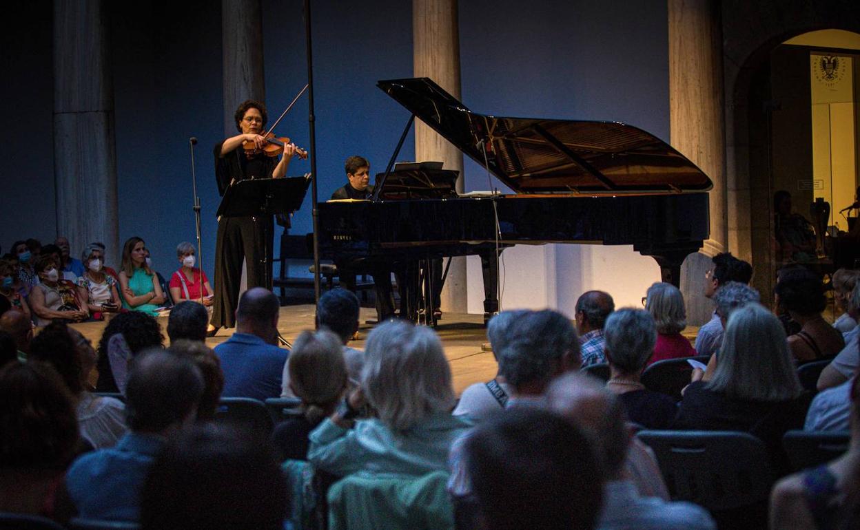 Tabea Zimmermann y Javier Perianes, durante su concierto de anoche en el Hospital Real..