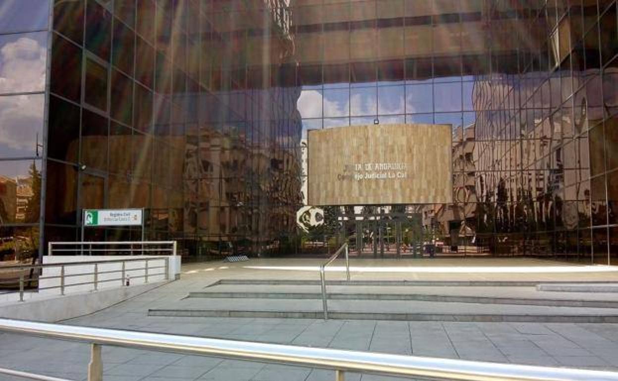 Exterior de los juzgados de la Caleta .