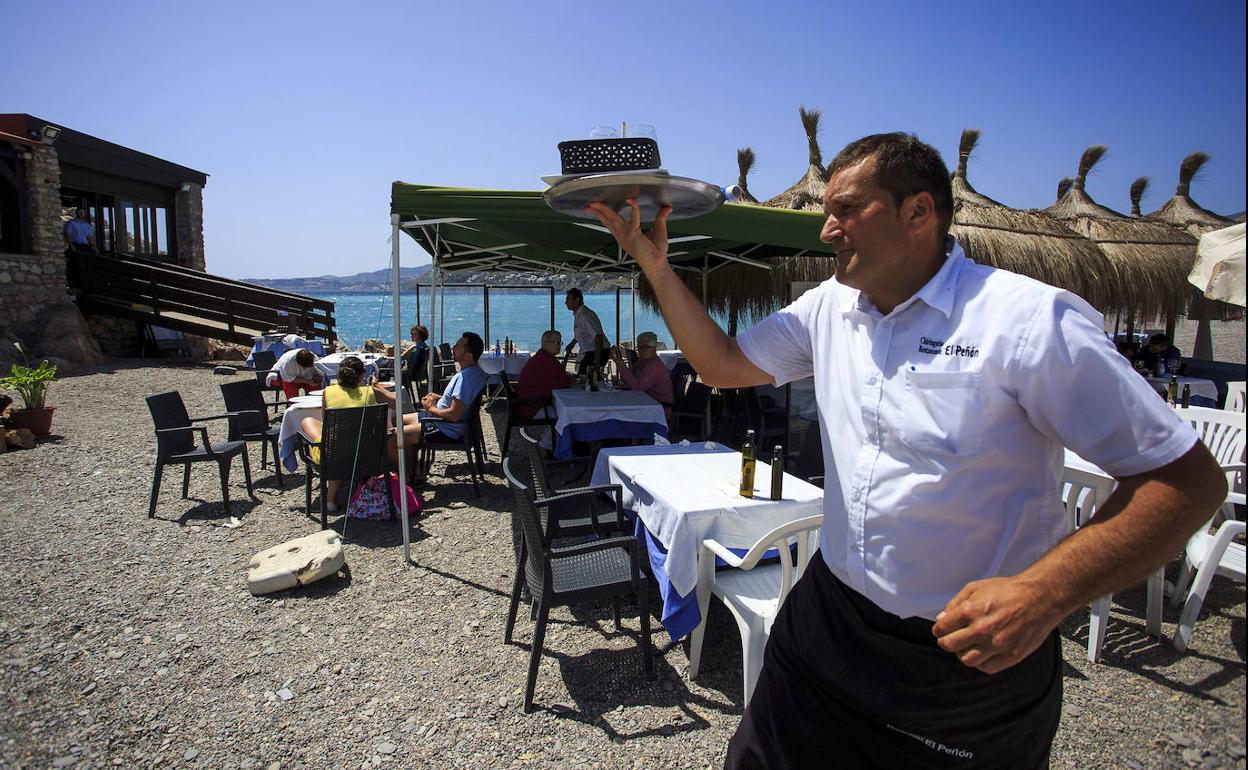Un camarero en un chiringuito andaluz.