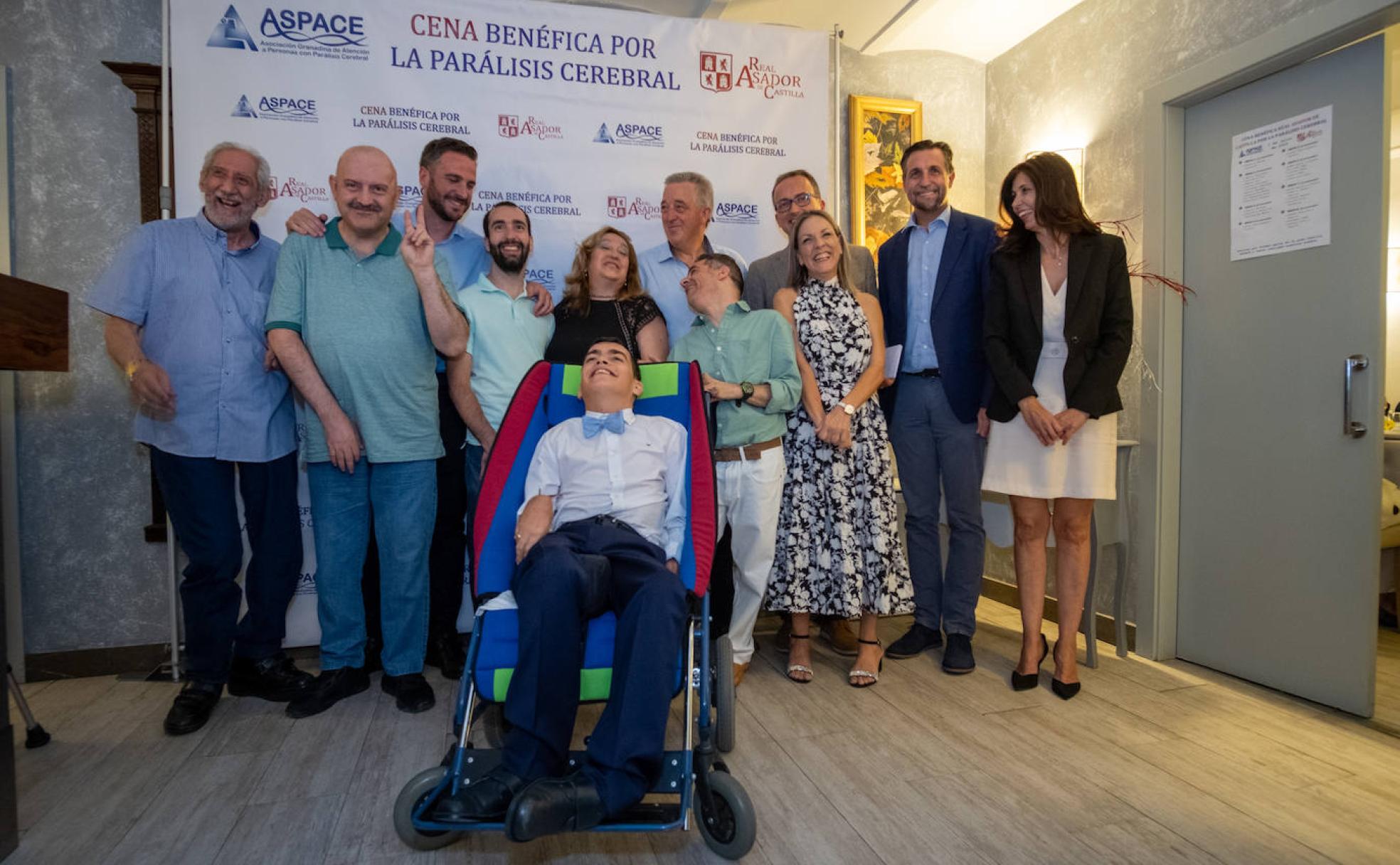 El buen ambiente caracteriza la cena benéfica de la Asociación Granadina de Atención a Personas con Discapacidad Cerebral