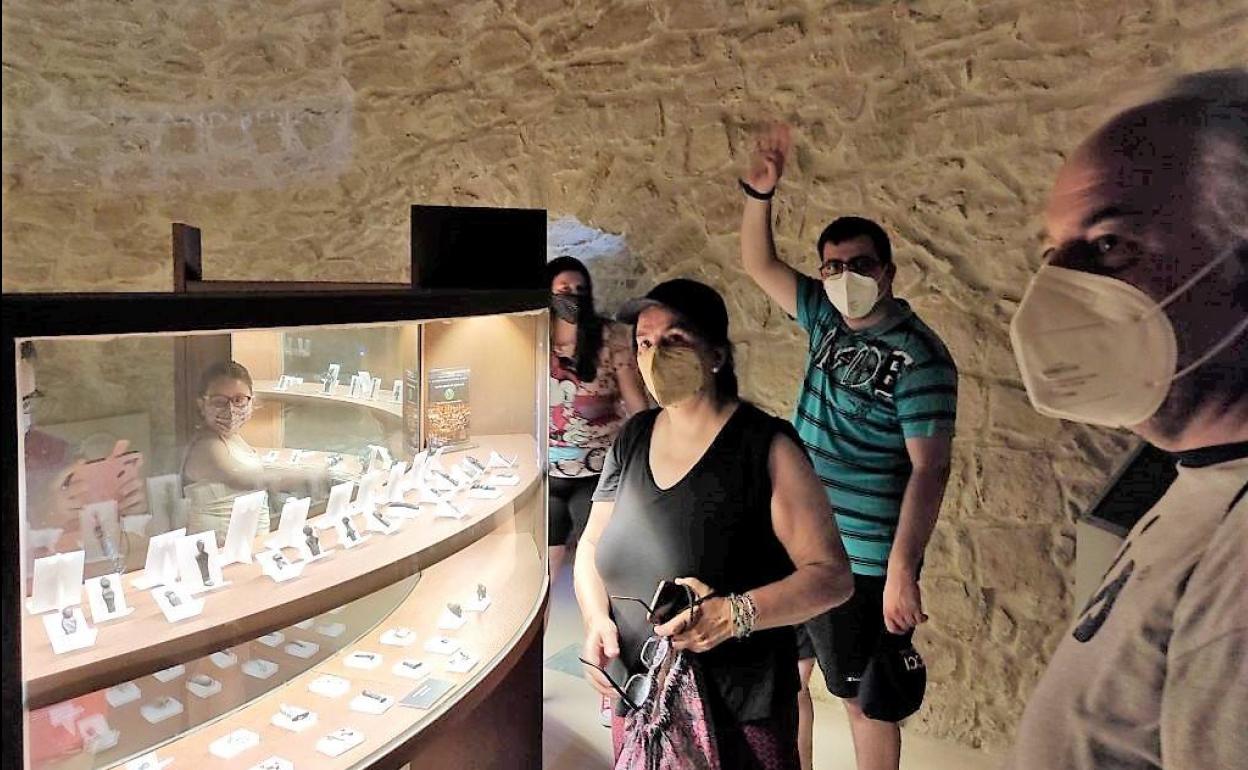 Exposición de exvotos en el Museo de Castellar. 