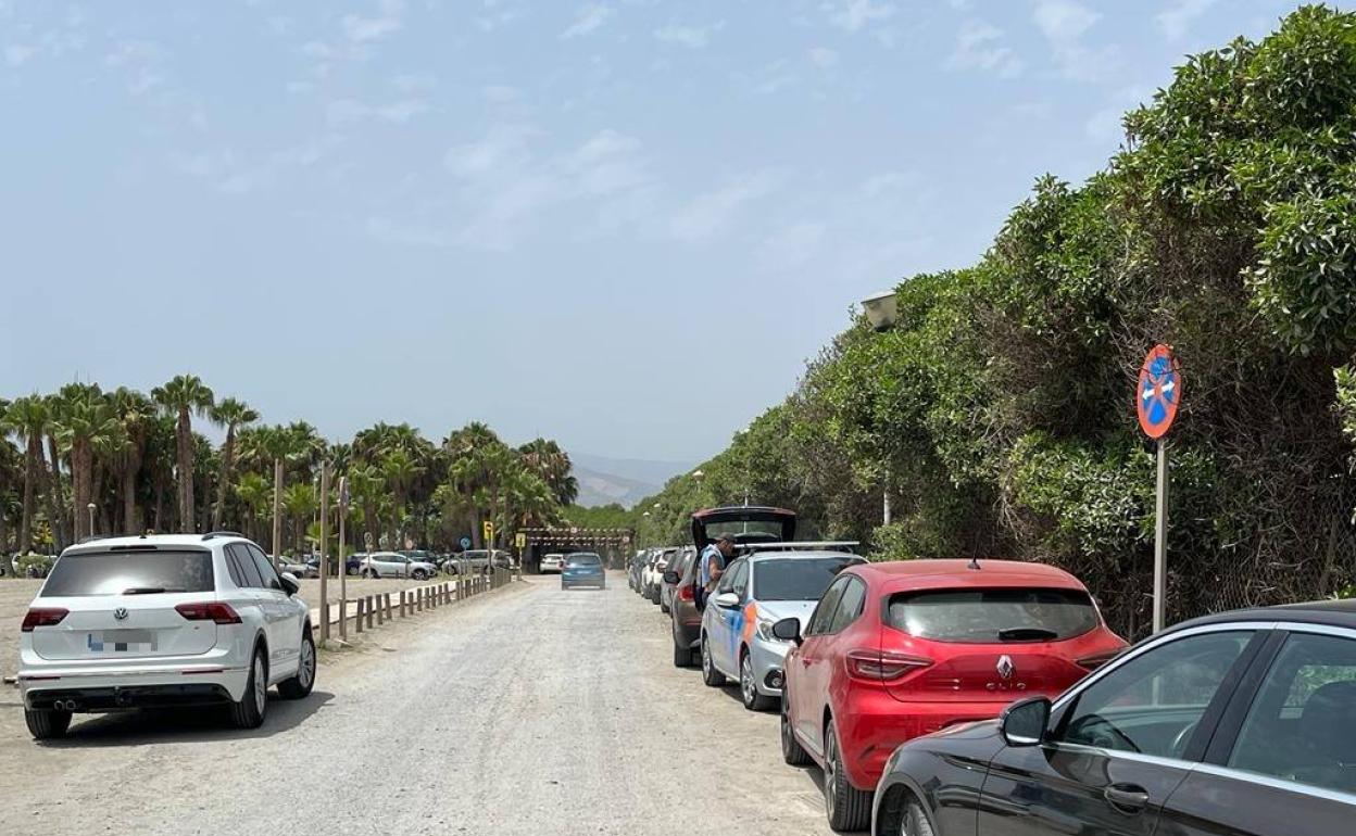 Motril intensifica el control en playas y hará batidas para evitar colapsos por coches mal aparcados