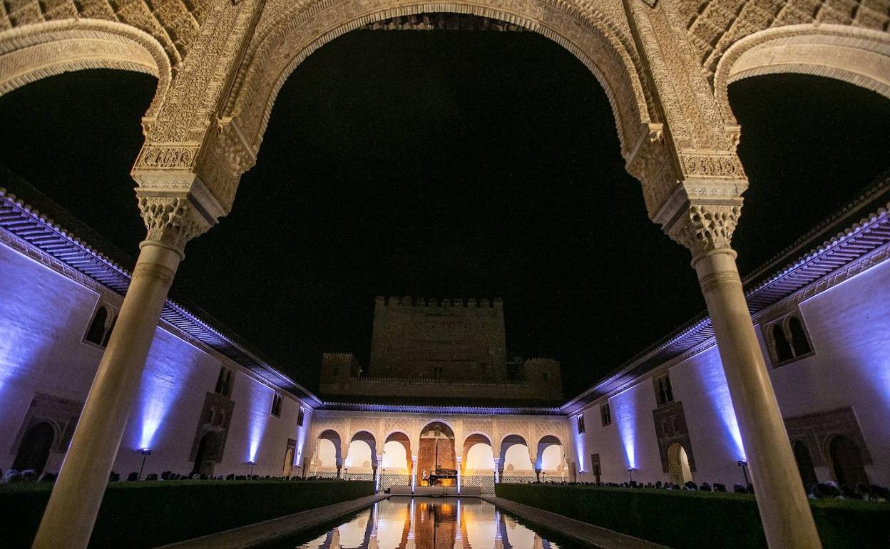 Los arcos del Patio de los Arrayanes enmarcaron anoche el recital de Yuliana Avdeeva.