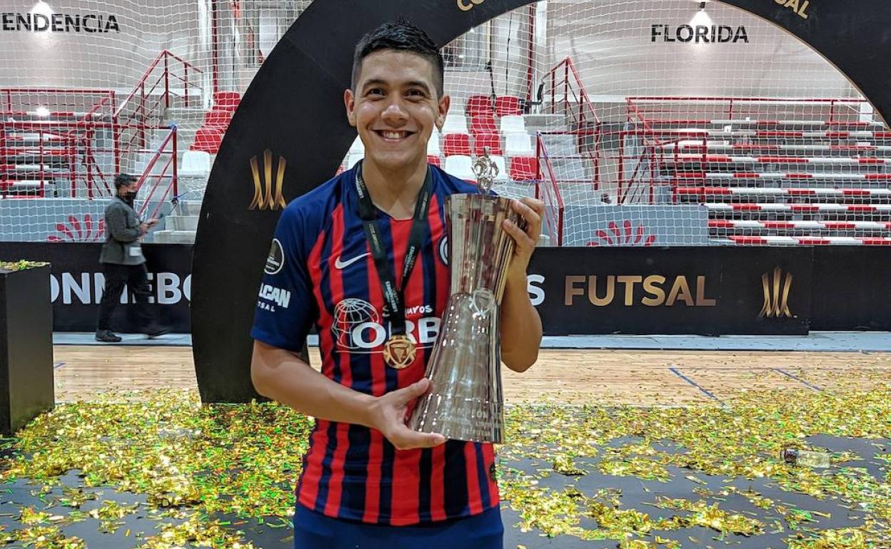 Menzeguez ha desarrollado casi toda su carrera en San Lorenzo, aunque jugó en Italia en 2020. 