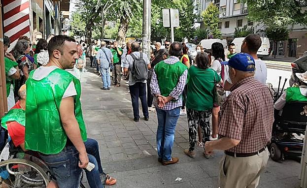 Concentrados a las puertas de la vivienda donde iba a tener lugar el desahucio, esta mañana. 