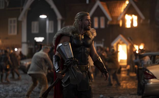 Chris Hemsworth es Thor.