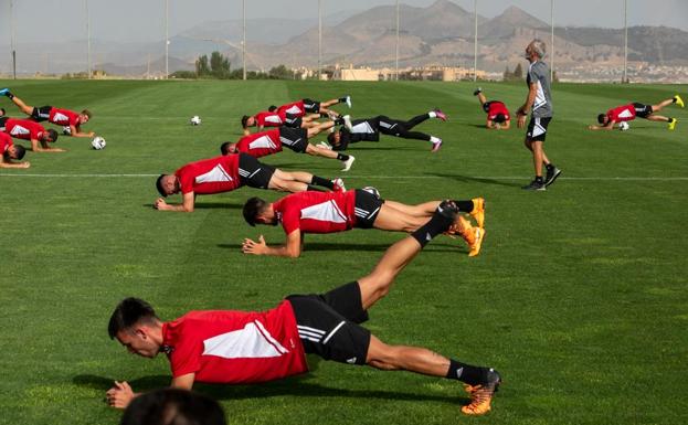 Morcillo da instrucciones a los futbolistas durante el calentamiento. 