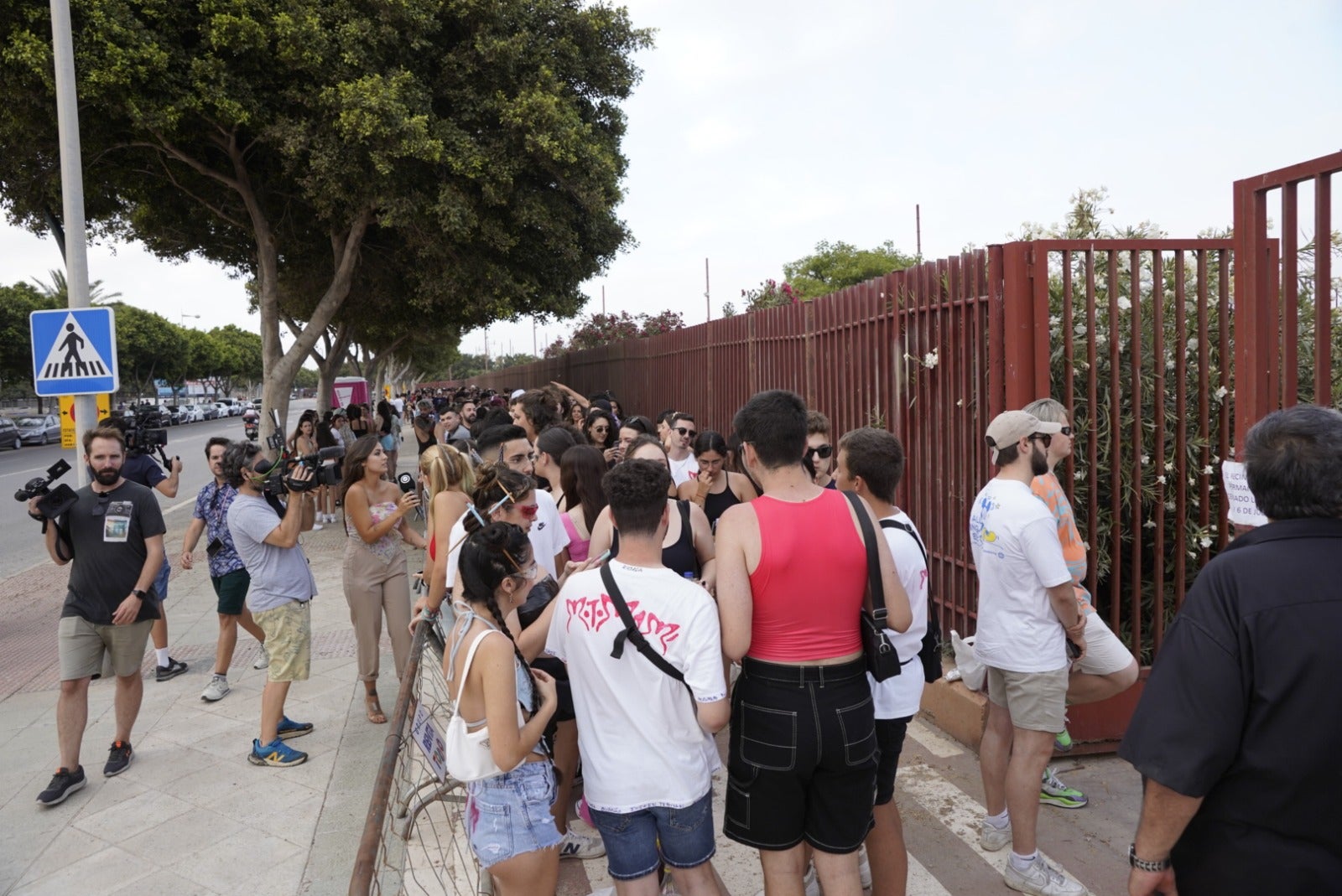 Miles de almerienses se citan en el Recinto Ferial para ver a Rosalía